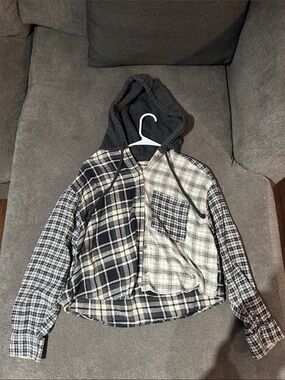 American Eagle Black and Cream Plaid Hooded Button Up Long Sleeve Shirt MEDIUM